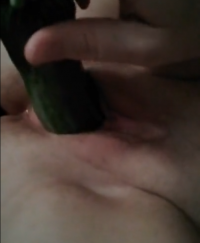 Se masturba con un pepino