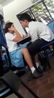 La masturba en el colegio y tiene orgasmo