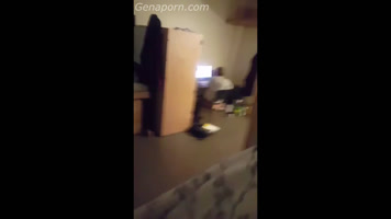 Cogiendo mientras su hermano ve la TV