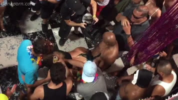 El viejo se la folla en plena fiesta