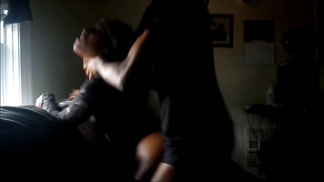 Intentó huir pero no la dejó y se lo metió durisimo