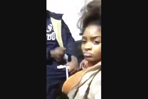 Su novia le pide semen mientras esperan el metro