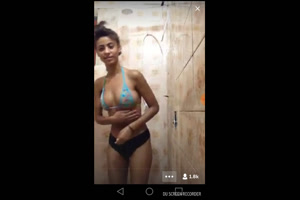 Jovencita se graba tomandose un baño