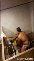 Cogiendo en un baño publico