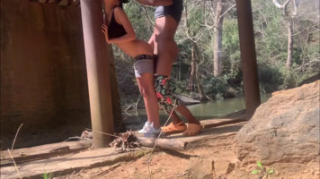 Pareja adolescente cogiendo aire libre