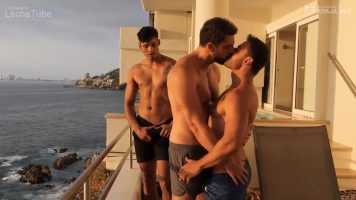 El famoso español Antonio Moreno hace trio porno gay