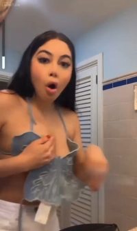 A Jailyne Ojeda se le salen las tetas sin querer