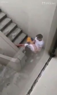 Fueron pillados singando en la escalera de la escuela