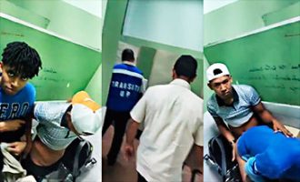 Atrapamos a un pal de maricones singando en el baño