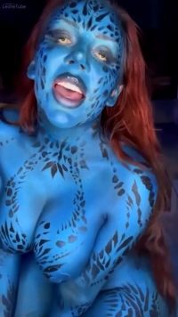 Peliroja tetona con personajes de X-men masturbandose