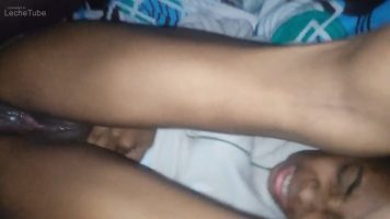 Moreno rompiendole el coñito a una flaca jovencita