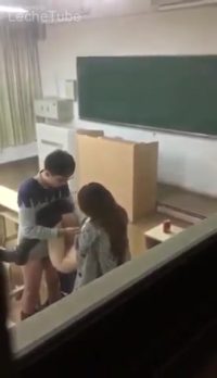 El profesor cogiendo con la estudiantes en pleno colegio