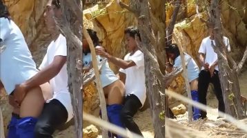 A esta adolescente le rompieron el culo en el monte singando