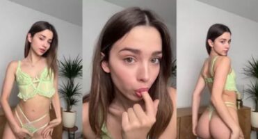 Sophie.xdt modelando su lenceria