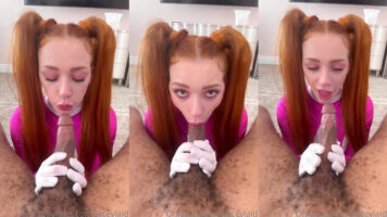 Hermosa pelirroja chupando una polla grande