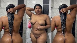 Follando latina culona en la ducha