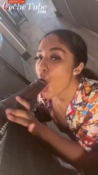 Hermosa latina mamando una enorme verga