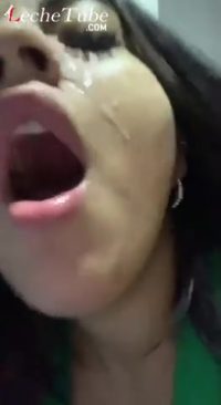 Le lleno la cara de leche y le gusta