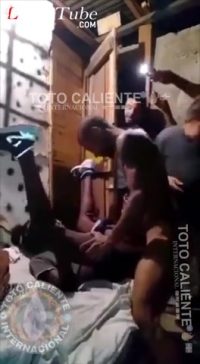 Un grupo de hombres singando con la vecina puta