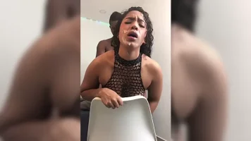 Cuñada entra a mi habitación cuando mi esposa no está