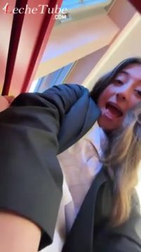 Puta mostrando coño en la biblioteca