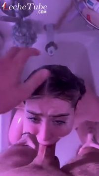 Jovencita tragando una enorme polla gruesa