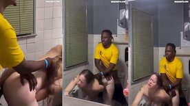 Chica blanca folla con un chico negro en el baño