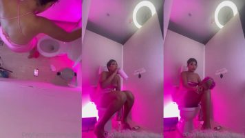 Annabgo follando con un desconocido en el baño