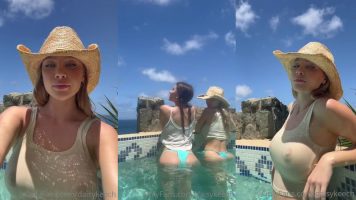 Daisy keech mostrando sus tetas grande en la piscina