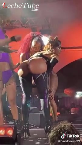Anitta moviendo su culo grande en el escenario