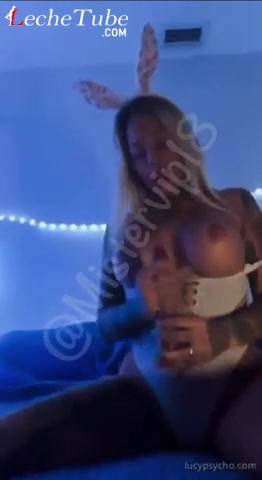 Tetona lucy lapsicoporca chupando un dildo largo