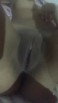 Adolescente flaca masturbando su coño humedo