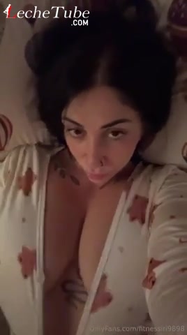 Puta mostrando su enormes tetas grandes