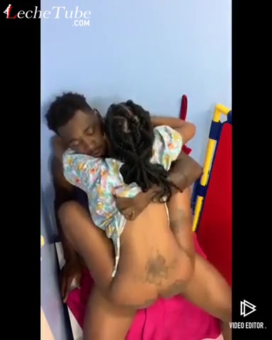 Jovencita flaca cabalgando una polla larga