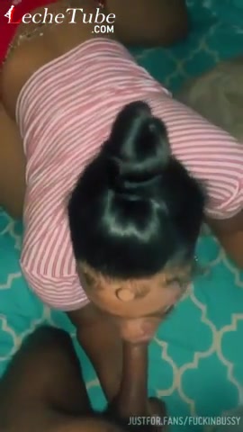 Jovencita negra experta mamando polla