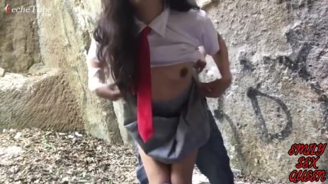 Colegiala cogiendo en el patio de la secundaria