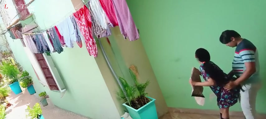 Universitaria puta cogiendo con su padrastro en la sala