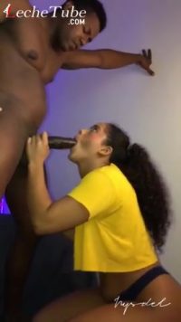 Hermosa adolescente mamando una enorme polla bbc