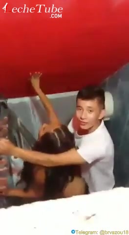 Adolescente follando duro en el baño con su novio