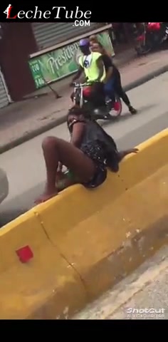 Haitiana en plenas calles de rd masturbandose con una botella