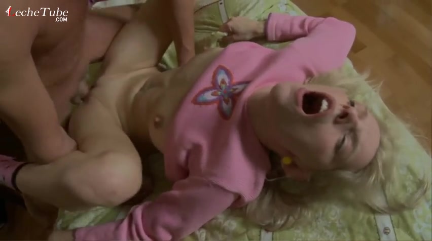 Gritona follada duro por su hermanastro