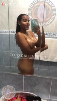 Cuero dominicano desnuda frente al espejo