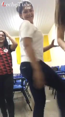 Colegialas brasileñas se graban bailando en la escuela